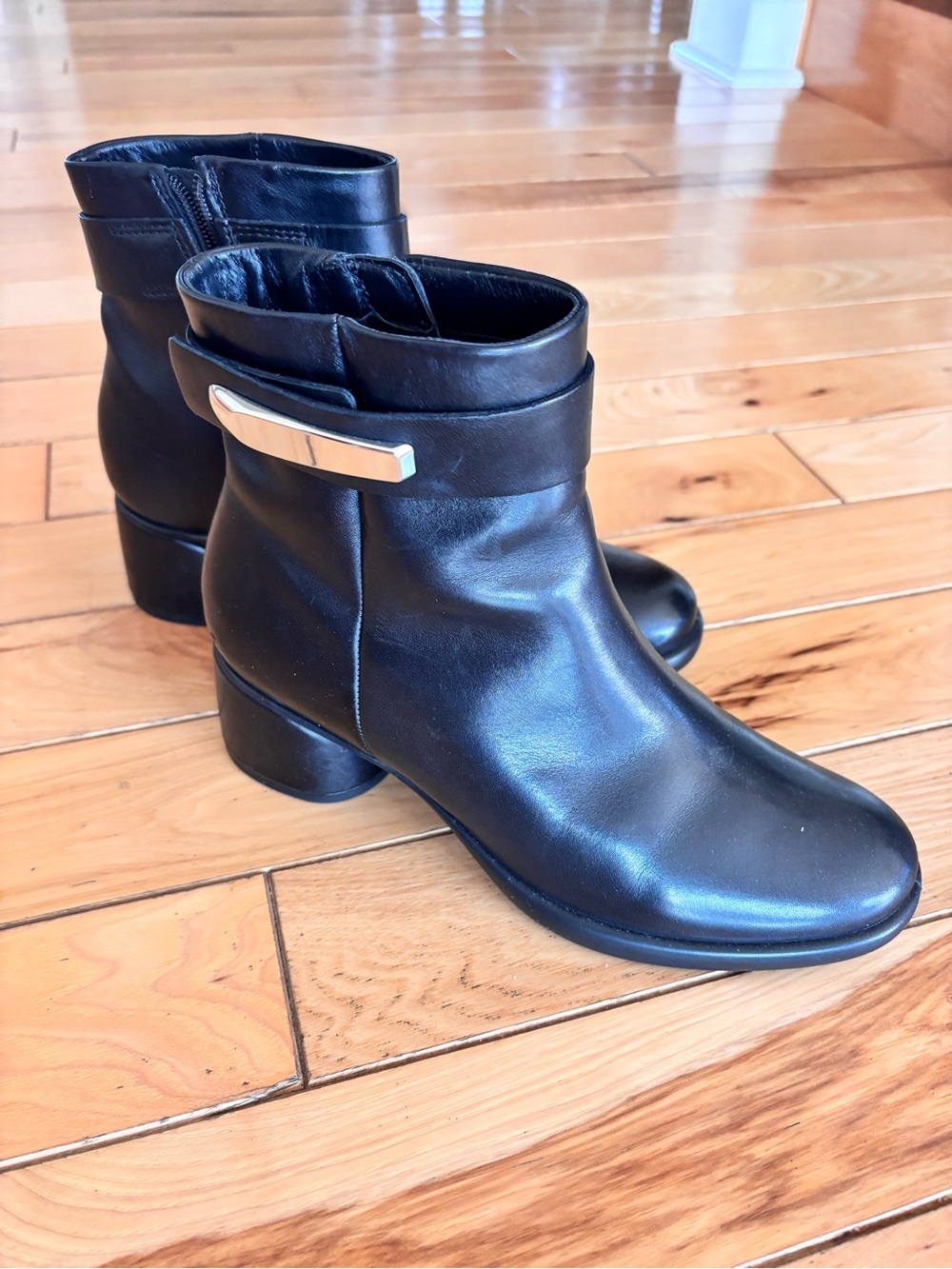 ECCO - Denmark 🇩🇰 Women’s Black Ankle Boots with Silver Metallic Accent.
